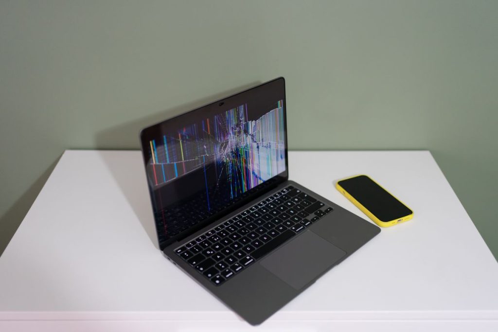 Récupérer les données d’un téléphone à écran cassé : toutes les solutions